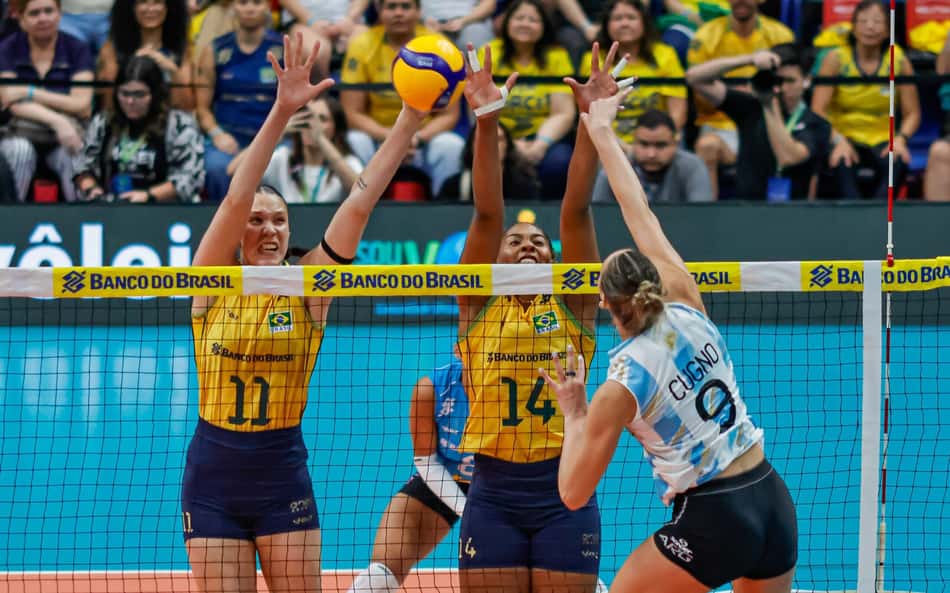 Bloqueio do Brasil para cima de Cugno (Foto: Wallace Teixeira/FV Imagem/CBV)