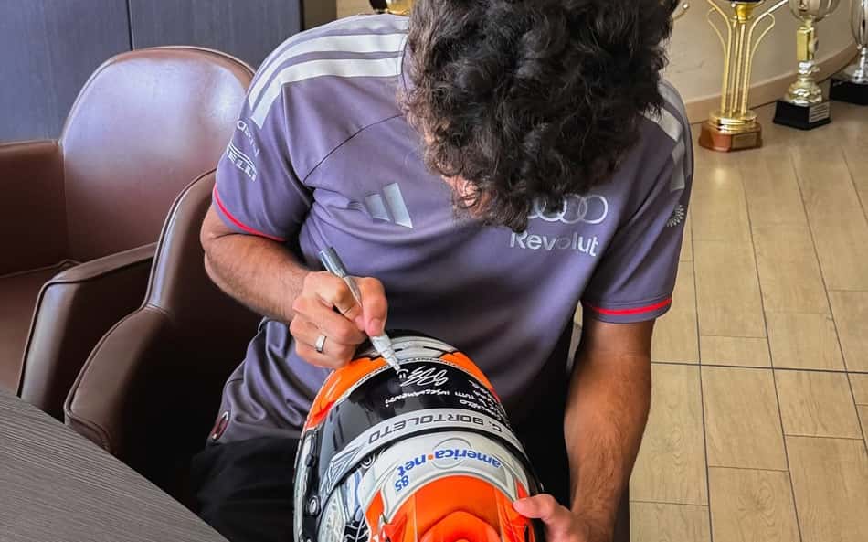 Bortoleto assina capacete em Monza