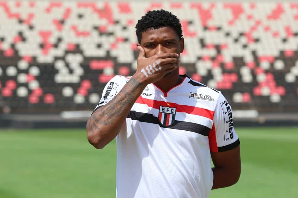 Jogador do Botafogo-SP com a mão na boca