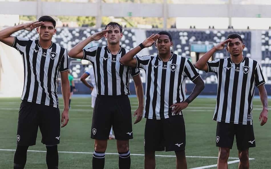 Jogadores do sub-20 do Botafogo comemoram gol