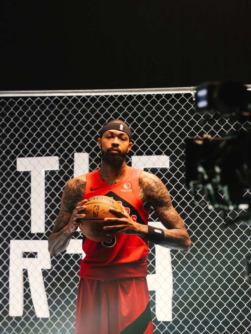 Brandon Ingram sendo apresentado no Toronto Raptors, no início da última temporada da NBA (Foto: Reprodução/X/Raptors)