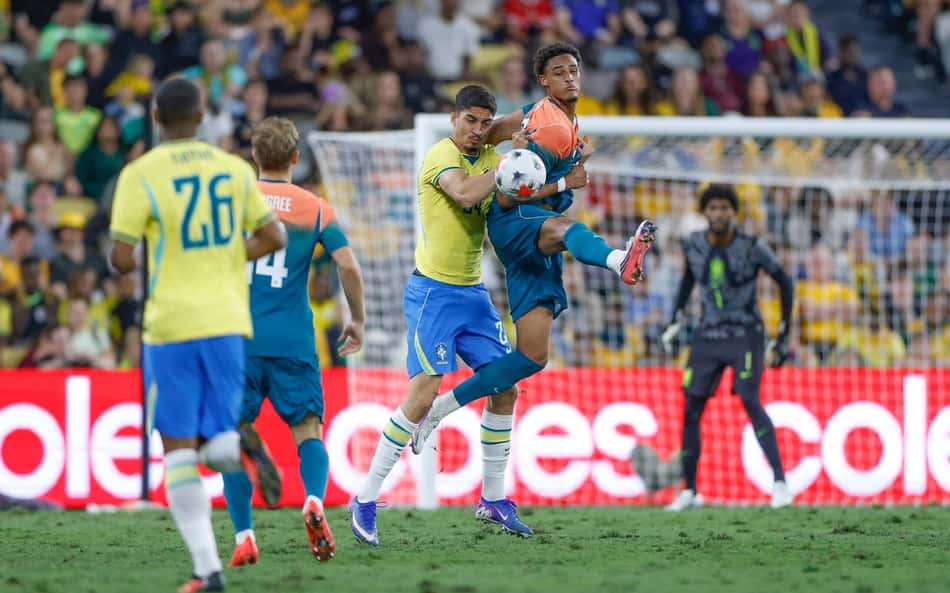 Jogadores de Brasil e Austrália disputam a bola durante amistoso em Townsville