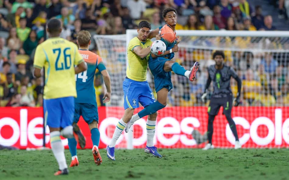 Jogadores de Brasil e Austrália disputam a bola durante amistoso em Townsville