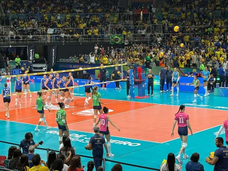 Brasil no aquecimento com bola pré-jogo contra Chile no Sul-Americano (Foto: Andressa Simões/Lance!)