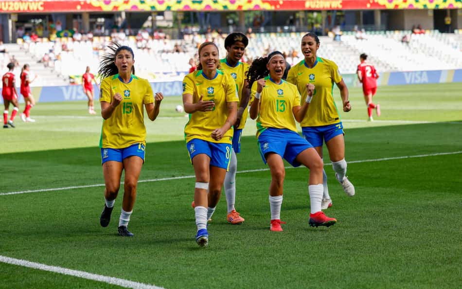 Jogadoras brasileiras comemoram vitória sobre o Canadá na primeira fase da Copa do Mundo Sub-20