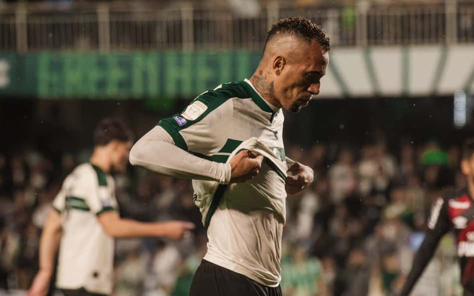 Breno Lopes saindo de campo após ser expulso no Athletiba
