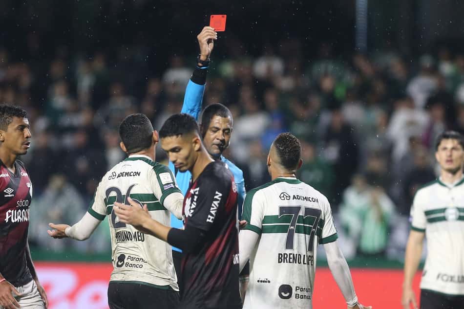 Breno Lopes sendo expulso no Athletiba (Foto: Geraldo Bubniak/AGB/Folhapress)