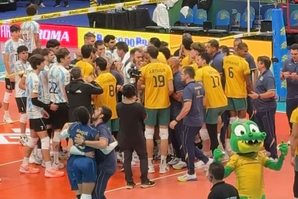 Argentinos invadem a quadra brasileira após derrota (Foto: Guilherme Veiga; Lance!)