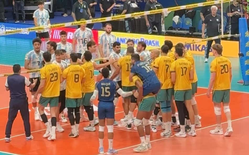 Argentinos invadem a quadra brasileira após derrota (Foto: Guilherme Veiga; Lance!)