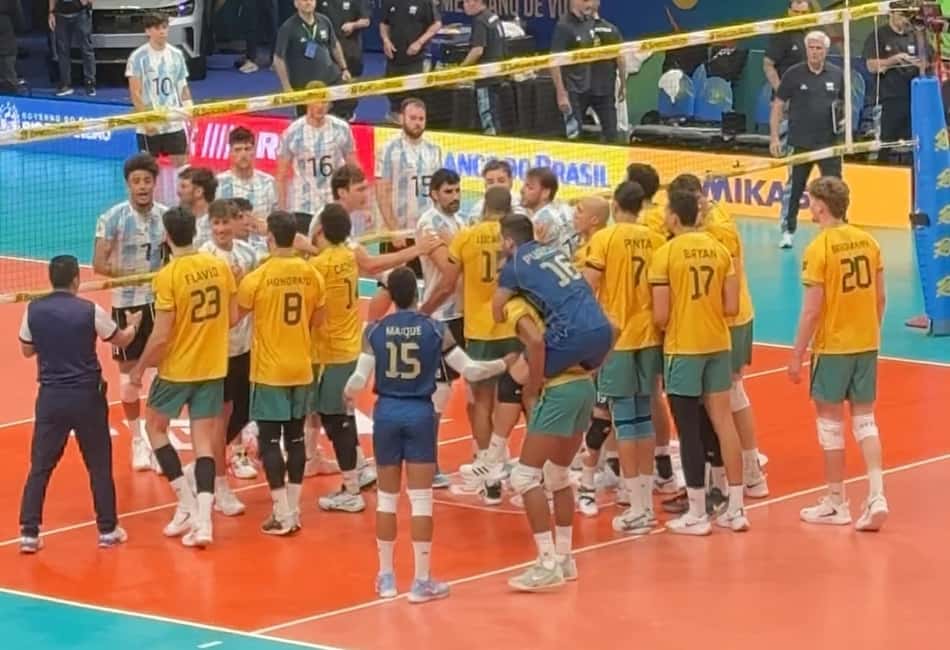 Argentinos invadem a quadra brasileira após derrota (Foto: Guilherme Veiga; Lance!)