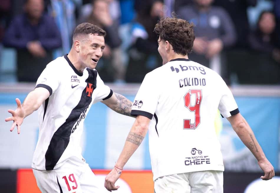 Bruno Duarte e Colidio comemoram o gol da vitória do Vasco sobre o Grêmio