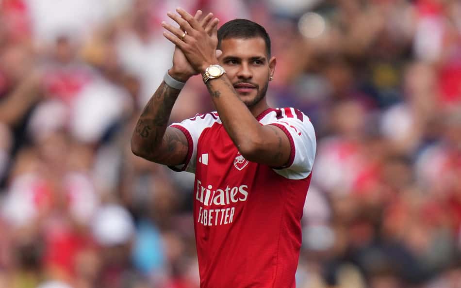 Bruno Guimarães aplaude torcida do Arsenal