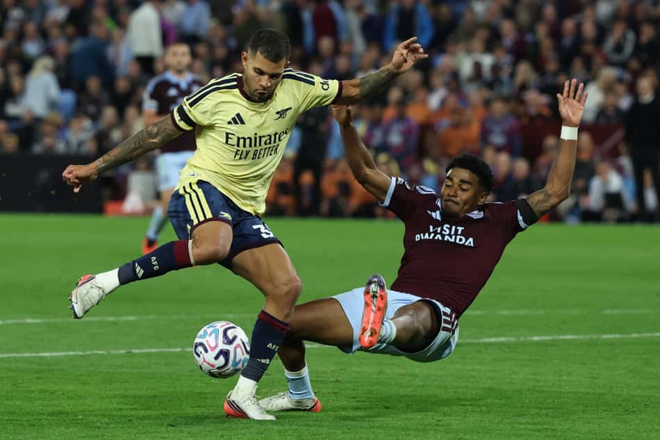 Bruno Guimarães em ação em jogo do Arsenal na Premier League