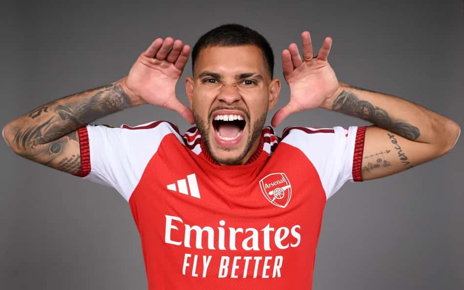 Bruno Guimarães posa com camisa do Arsenal