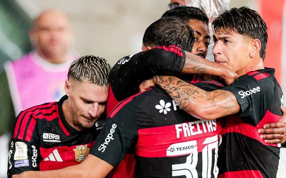 Bruno Heniruqe é abraçado ao marcar o gol da vitória do Flamengo sobre o Corinthians