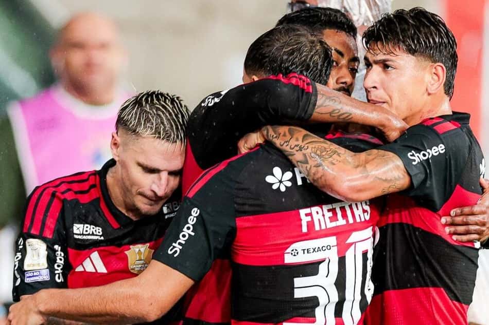 Bruno Heniruqe é abraçado ao marcar o gol da vitória do Flamengo sobre o Corinthians