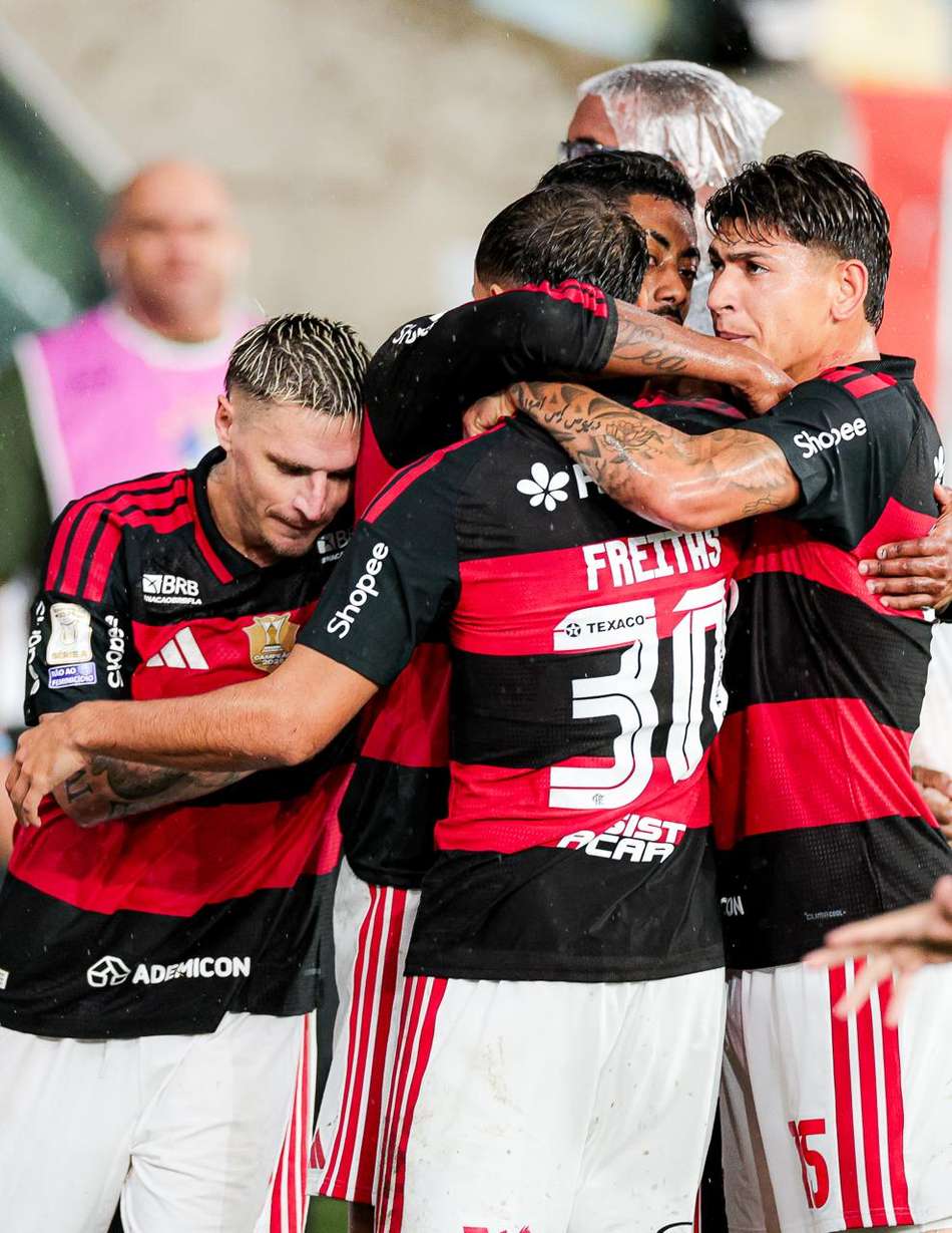 Bruno Heniruqe é abraçado ao marcar o gol da vitória do Flamengo sobre o Corinthians