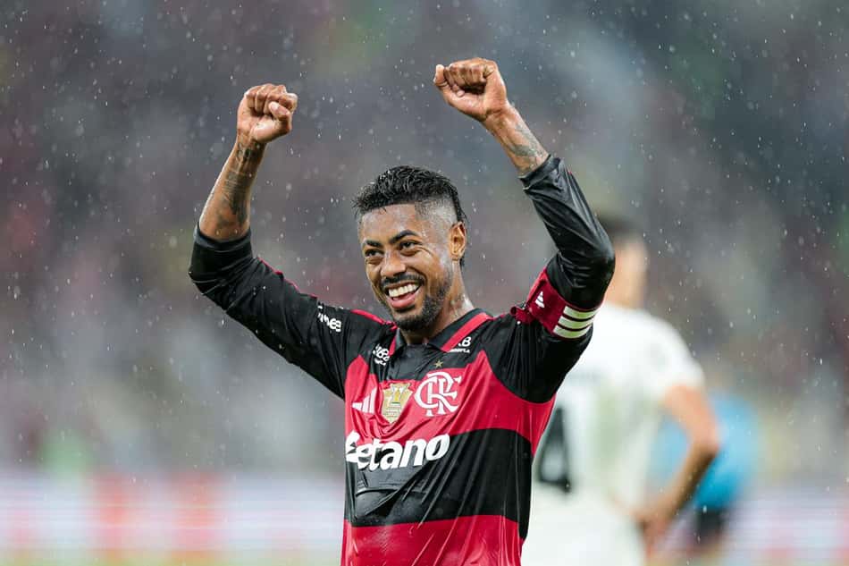 Bruno Henrique comemorando