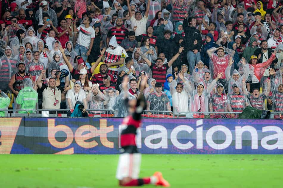 Bruno Henrique comemorando gol
