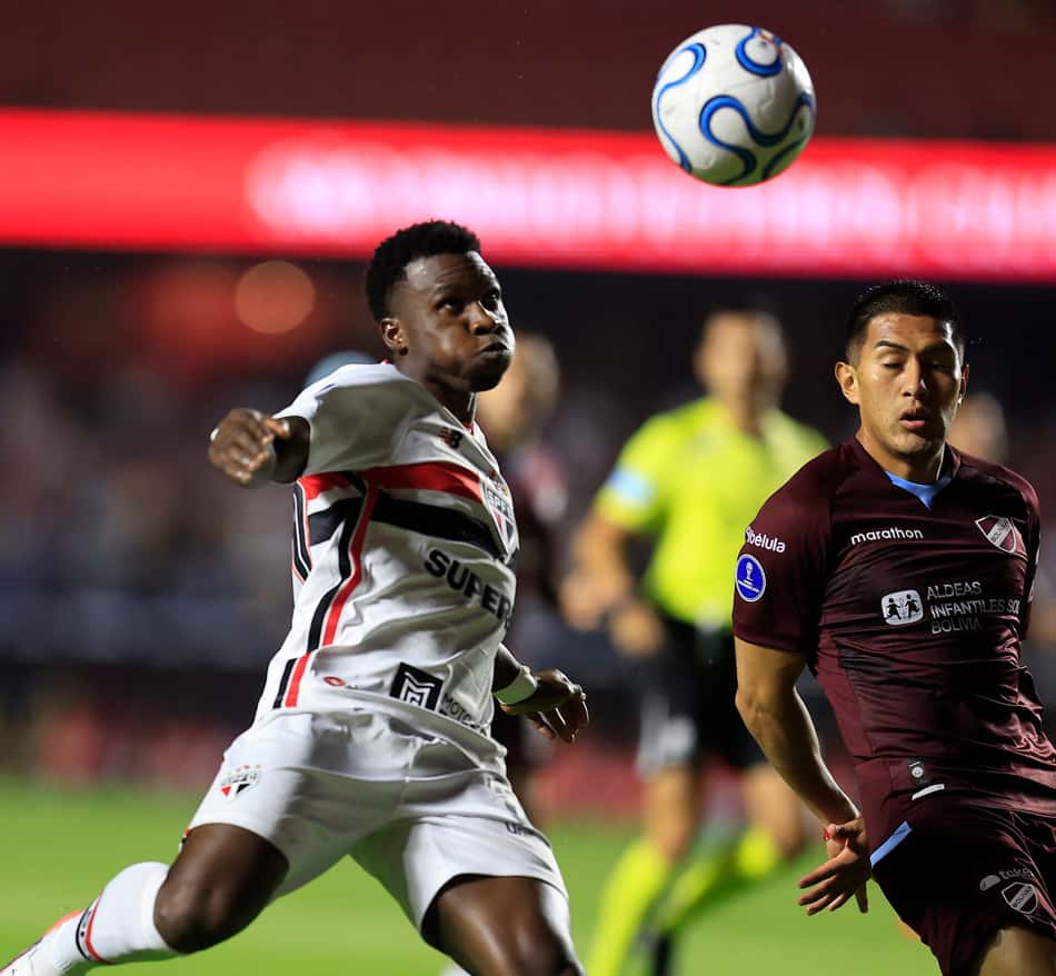 Lateral-direito disputou apenas três jogos pelo São Paulo neste ano (Foto: Rubens Chiri e Paulo Pinto/Saopaulofc.net)