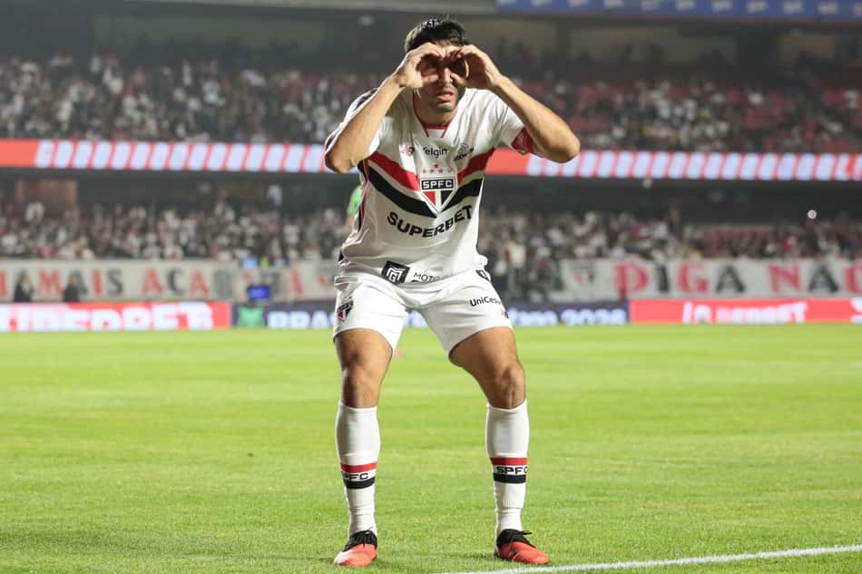 Calleri, do São Paulo, comemorando gol contra o Internacional
