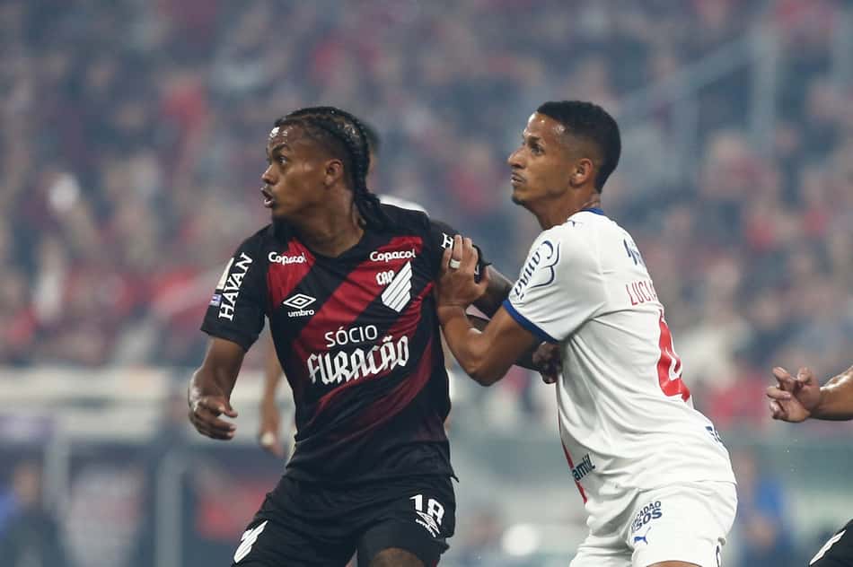 Jogadores do Athletico e Bahia em duelo físico