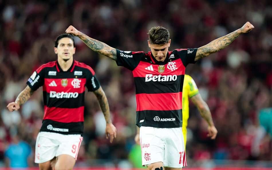 Carrascal comemorando gol com os braços abertos em Flamengo x Mirassol