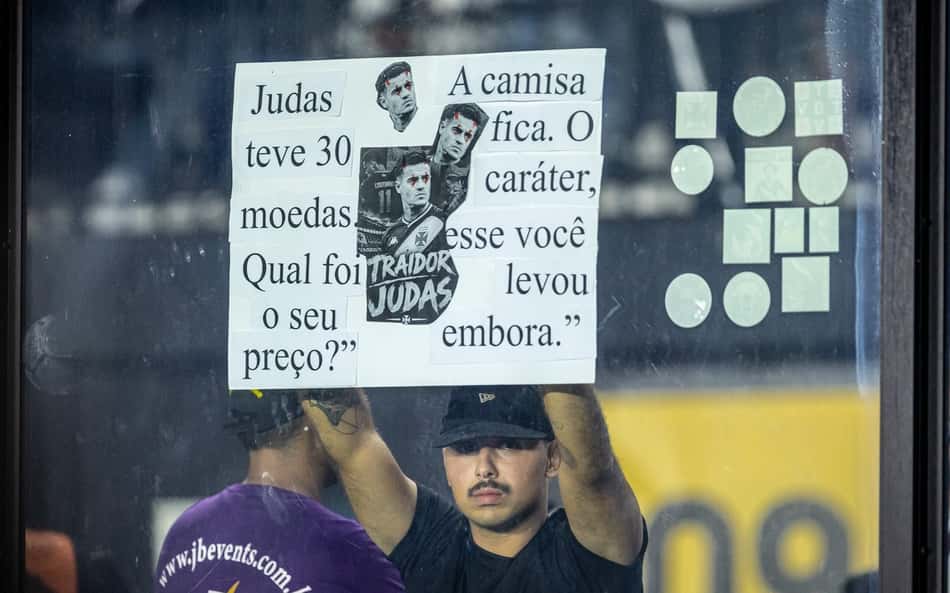 Torcedor criticando Coutino em cartaz durante jogo do Vasco em São Januário
