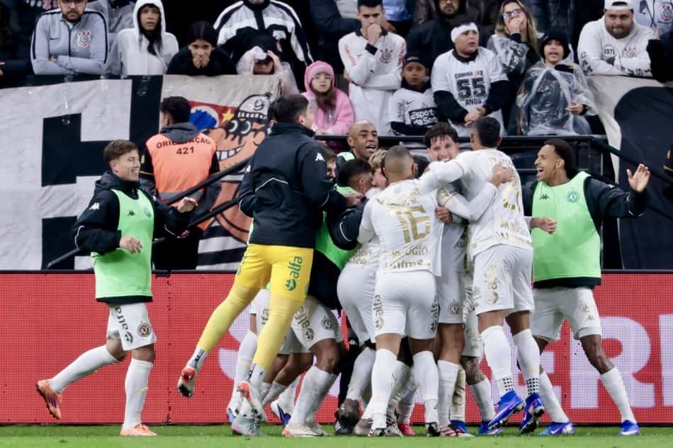 Jogadores da Chapecoense comemorando gol abraçados