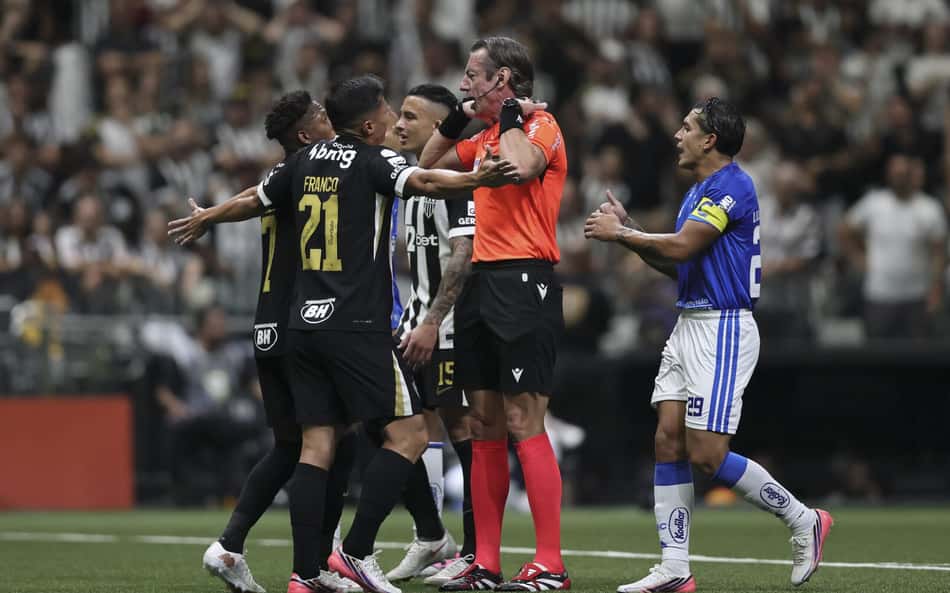 Raphael Claus cercado de jogadores do Atlético-MG e Cruzeiro