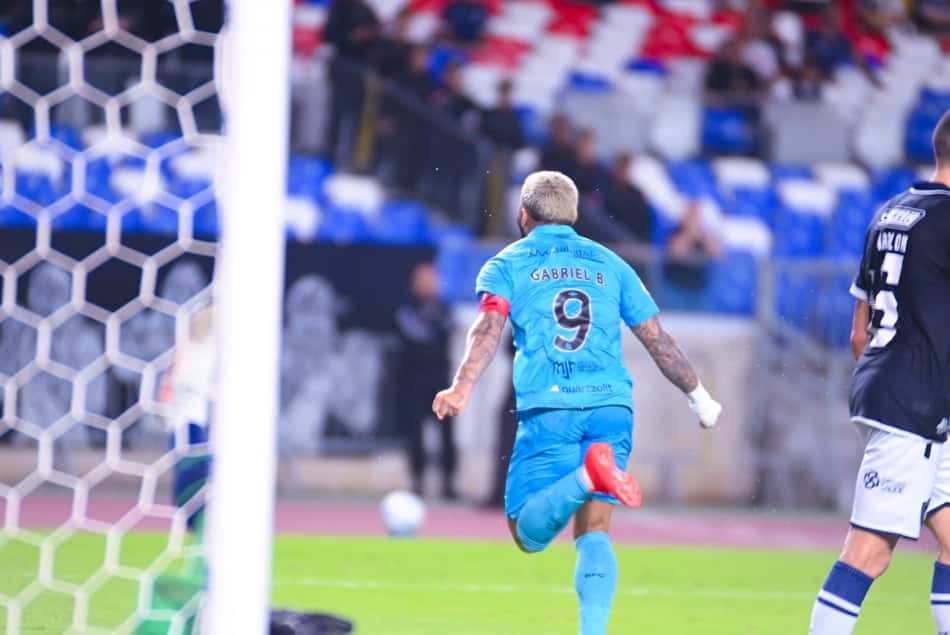 Gabigol comemorando gol de costas com a camisa do Santos
