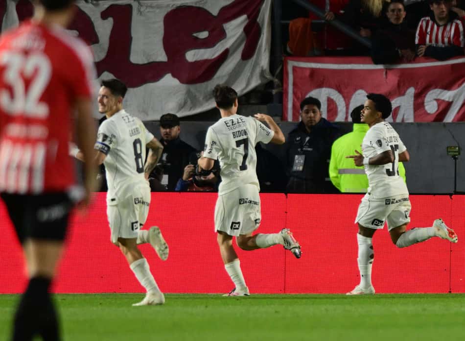 Jogadores do Corinthians comemorando gol na Argentina 