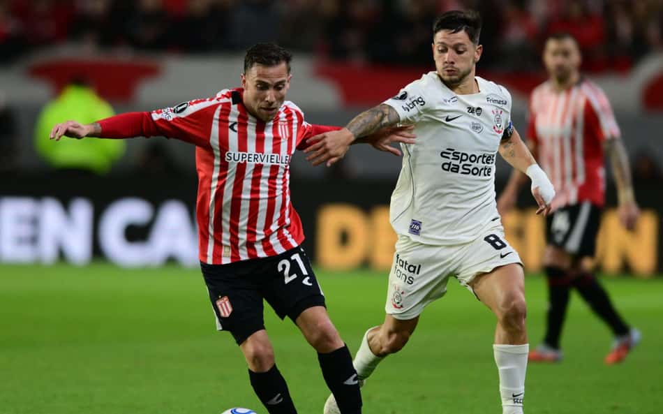 Jogadores de Estudiantes e Corinthians