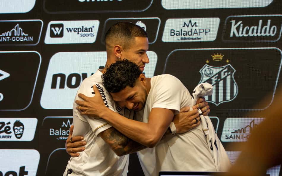 Coutinho abraçando Rony em apresentação no Santos