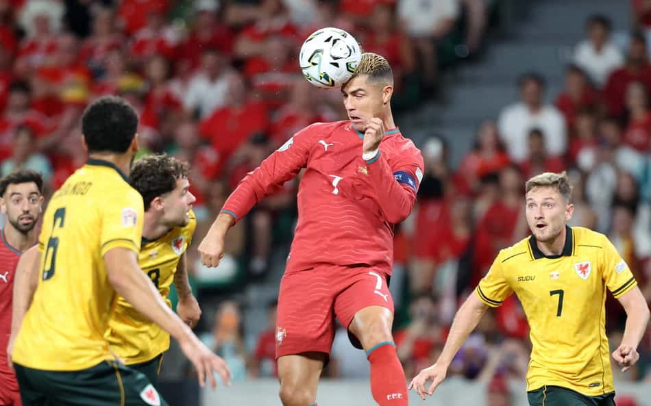 Cristiano Ronaldo cabeceando em partida contra País de Gales