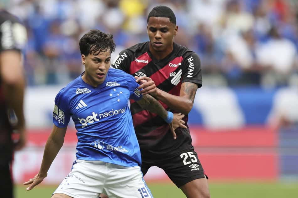 Kaio Jorge em disputa com jogador do Athletico-PR em jogo do Cruzeiro