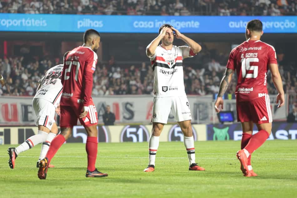 Calleri recebeu o terceiro amarelo e está fora do clássico contra o Santos (Foto: Peter Leone/Ofotográfico/Folhapress)