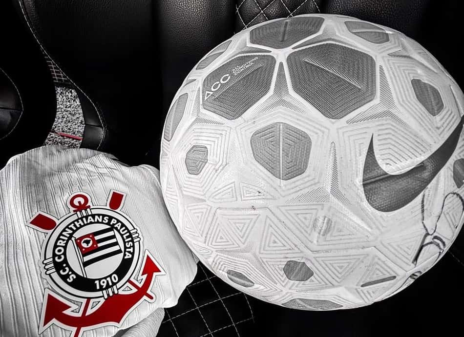 Camisa e bola do Corinthians