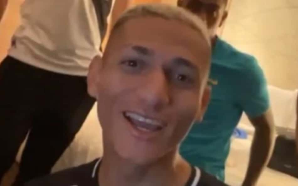 Richarlison com camisa na concentração da Seleção Olímpica do Brasil