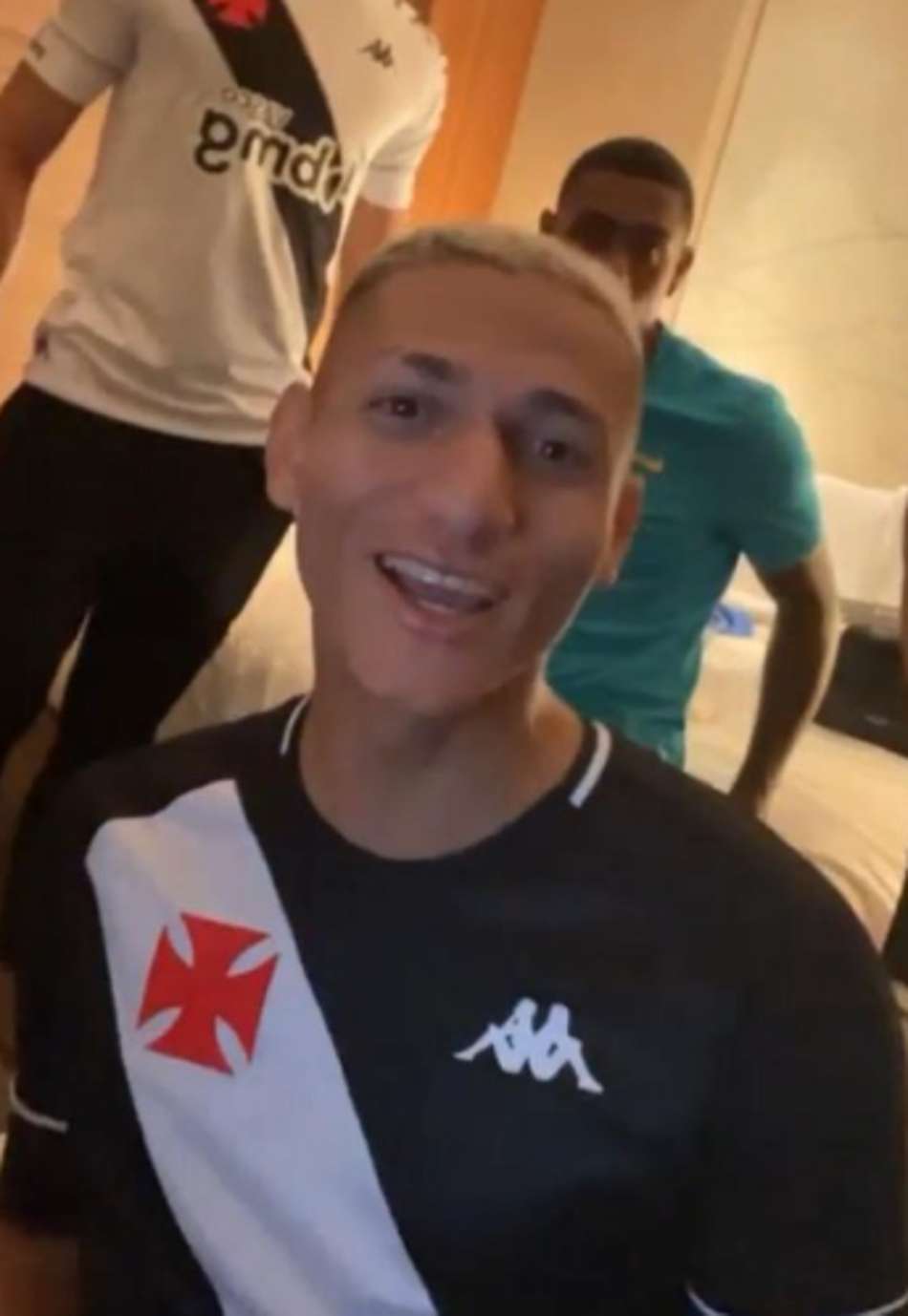Richarlison com camisa do Vasco na concentração da Seleção Olímpica do Brasil