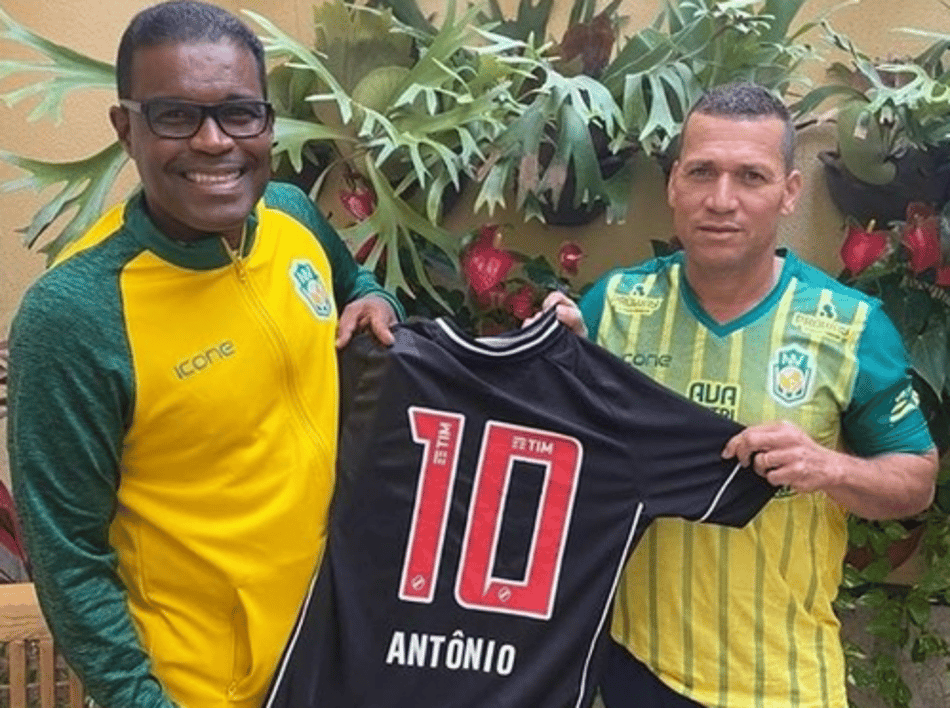 Cássio Barros, ex-jogador do Vasco e treinador do Nova Venência na época, e Antônio Andrade, pai do Richarlison