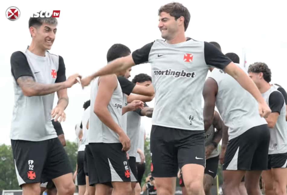 Lescano e Sosa em momento descontraído durante treino do Vasco