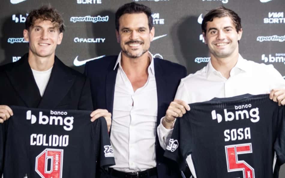 Colidio e Sosa seguram as camisas do Vasco com seus nomes em suas apresentações