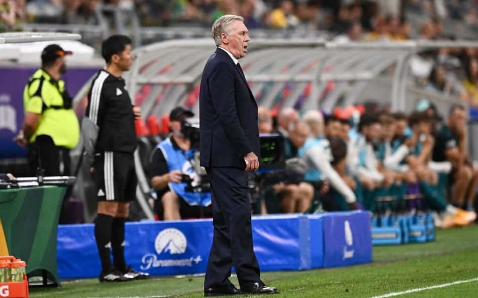Carlo Ancelotti na beira do campo de Austrália e Brasil, pelo amistoso internacional