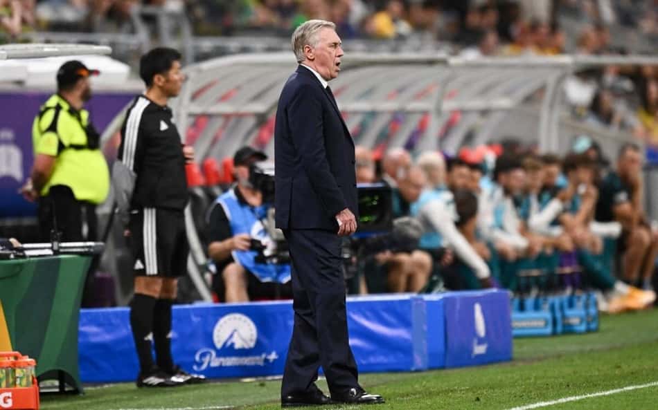 Carlo Ancelotti na beira do campo de Austrália e Brasil, pelo amistoso internacional