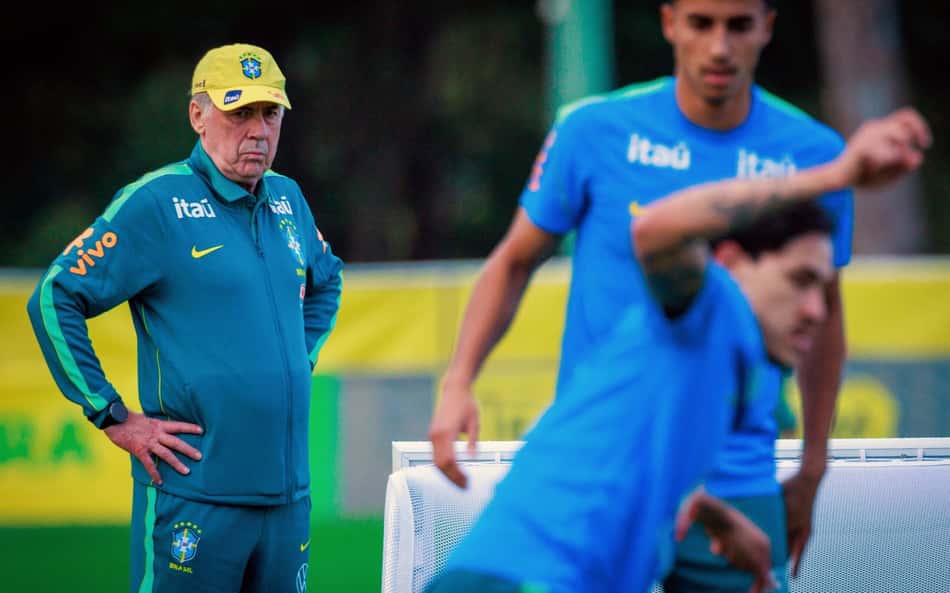 Carlo Ancelotti durante treino da Seleção Brasileira