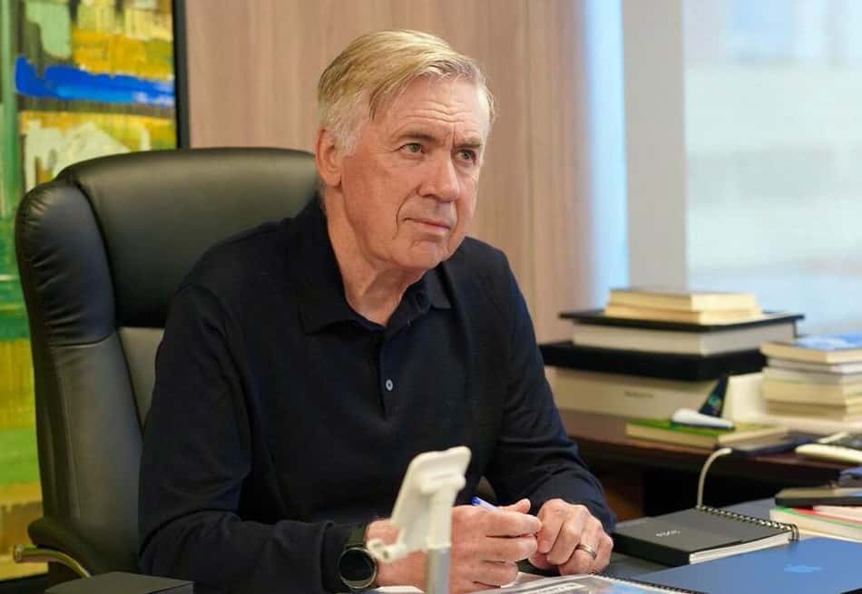 Carlo Ancelotti de blusa preta durante reunião da Seleção Brasileira