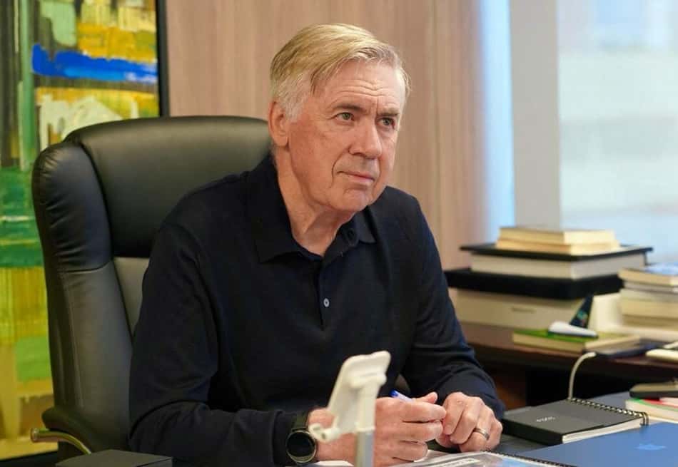 Carlo Ancelotti de blusa preta durante reunião da Seleção Brasileira