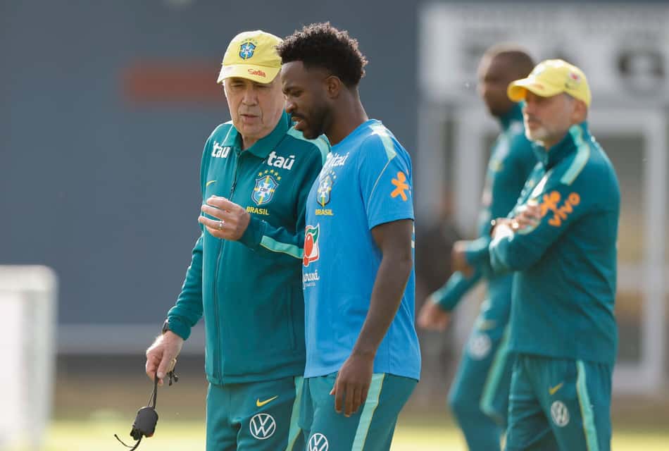 Carlo Ancelotti conversa com Vini Jr em treino da Seleção Brasileira na Austrália