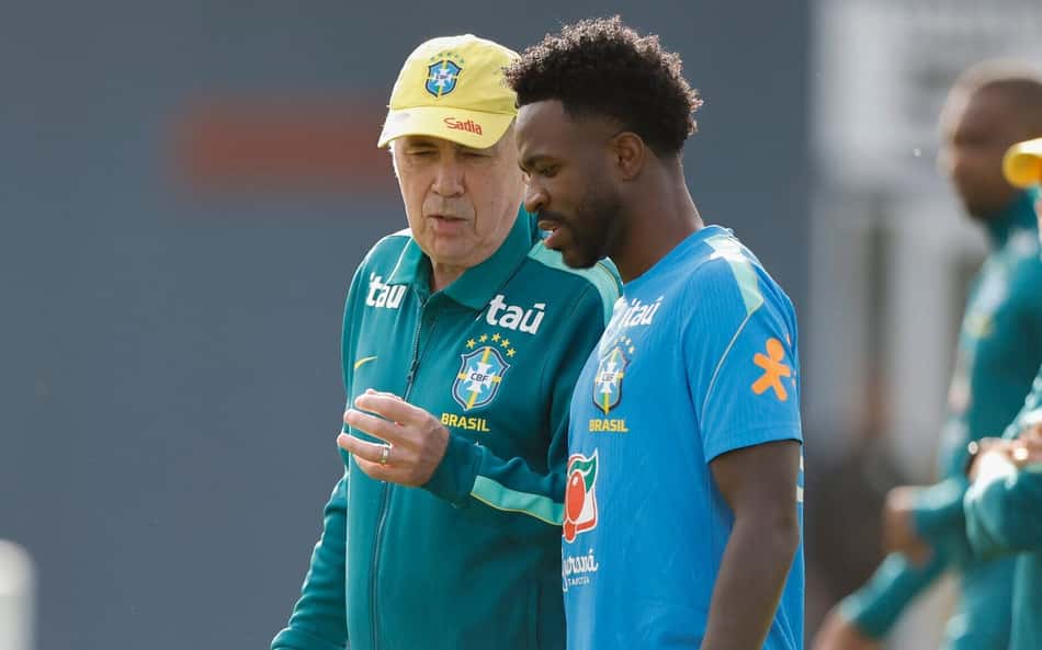Carlo Ancelotti conversa com Vini Jr em treino da Seleção Brasileira na Austrália